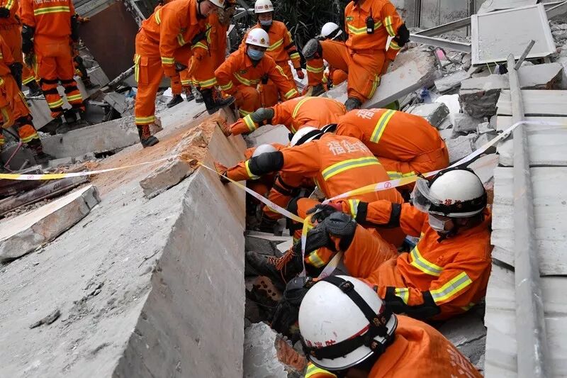 ▲厚重的楼板叠压增加了救援难度