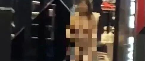 女子一丝不挂大闹健身房，大尺度画面流出，无比辣眼睛！