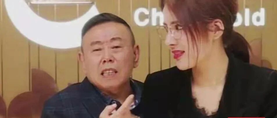 “把没付款的给我清出去！”直播诱惑下，64岁老艺术家被腐蚀了…