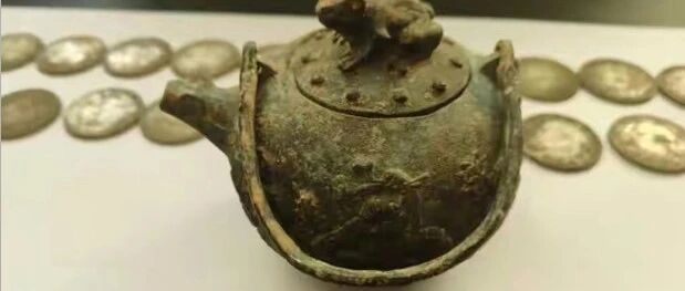 黄晓明捡到文物主动上交奖励5000元和荣誉证书