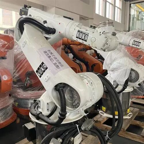 德国库卡机器人生产线上工作