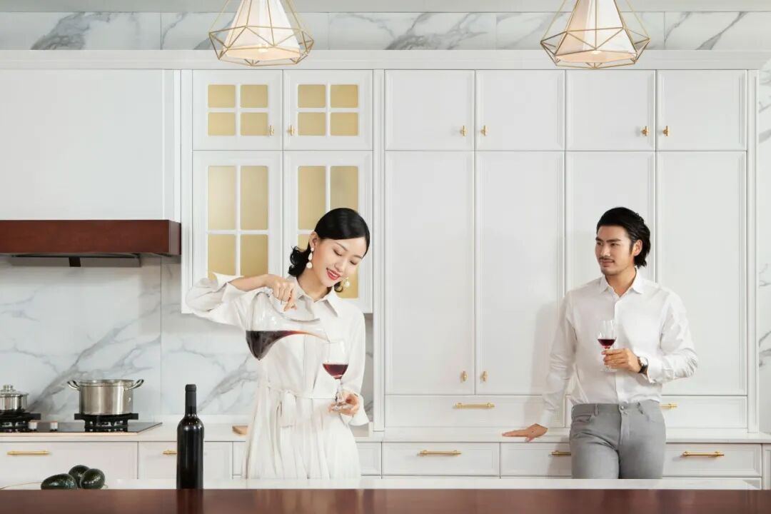 颜值爆表的酒柜设计，是时候展现你的家装品味了