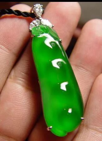 顶级翡翠还得看啤酒瓶帝王绿翡翠啤酒瓶