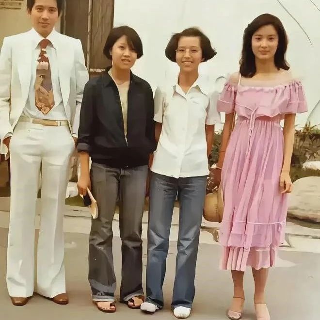 1986年,林青霞与秦汉,中间的两位女子是谁?