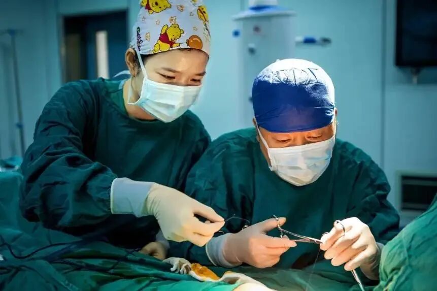 一次性手术帽怎么戴【医圈趣事】手术室内，戴帽子有什么说法？_https://www.jmylbn.com_新闻资讯_第4张