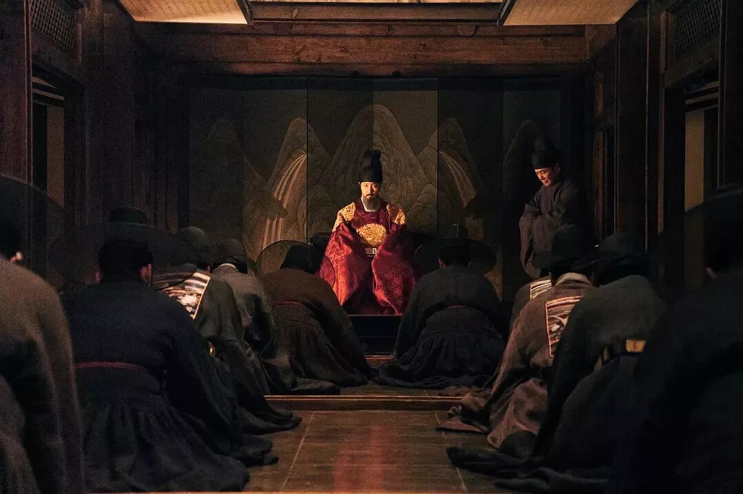 十七世纪初,由于朝鲜的宗主国大明在满清面前渐感不支,朝鲜必须在明清