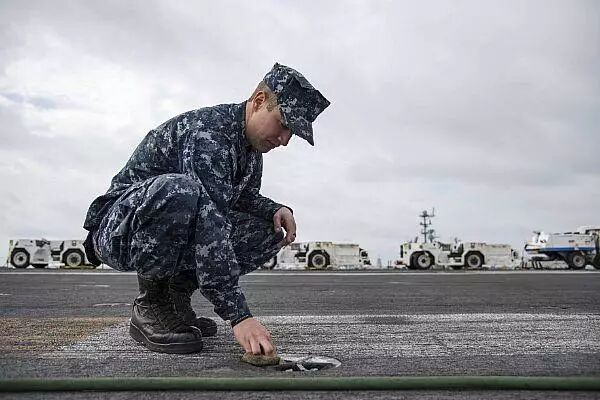 为什么航母这么难击沉？甲板到底有多厚？的图6