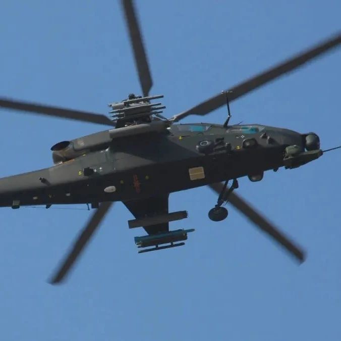 中国直-10武装直升机挂新装备亮相！能“制导”的火箭弹，性能远超印度“阿帕奇”！