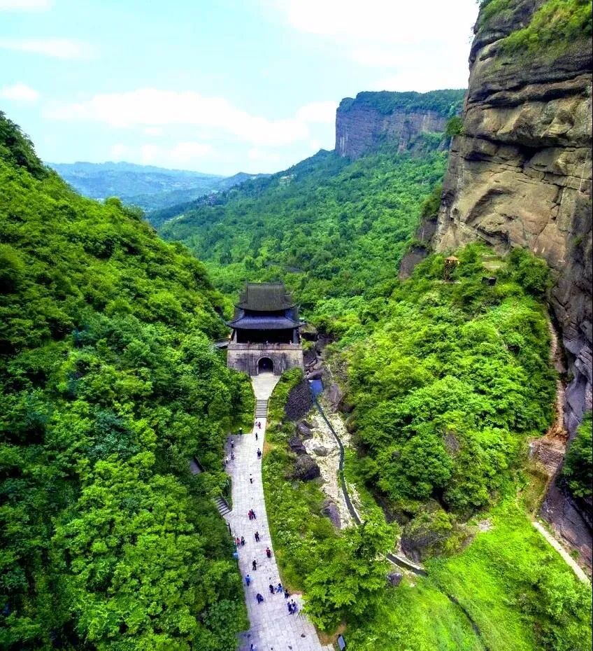广元位处中国南北方过渡带,既有南方温暖湿润的气候特征,也有北方天高