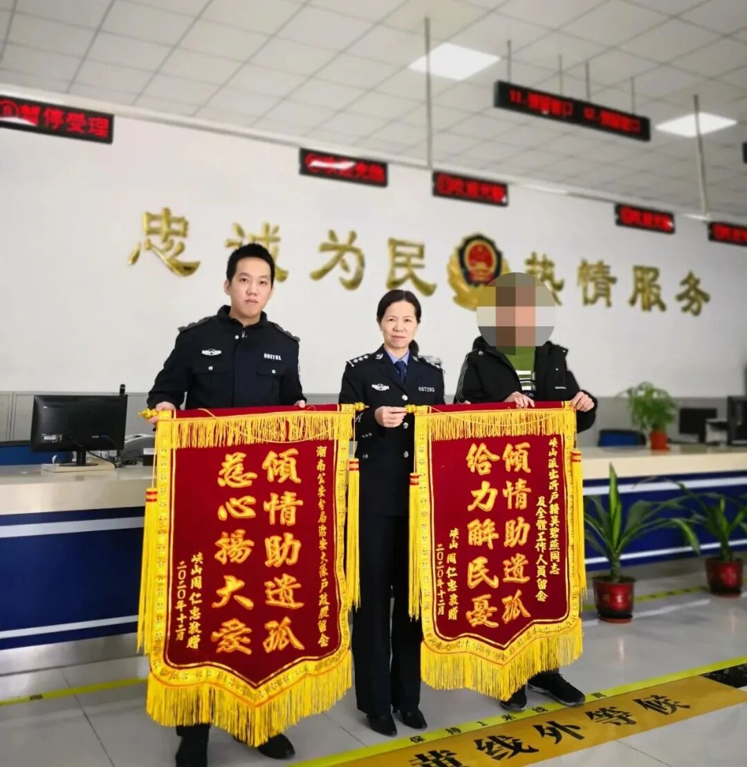 原来,小周(男,2004年12月出生)其父亲周某龙原籍峡山街道人,小周年