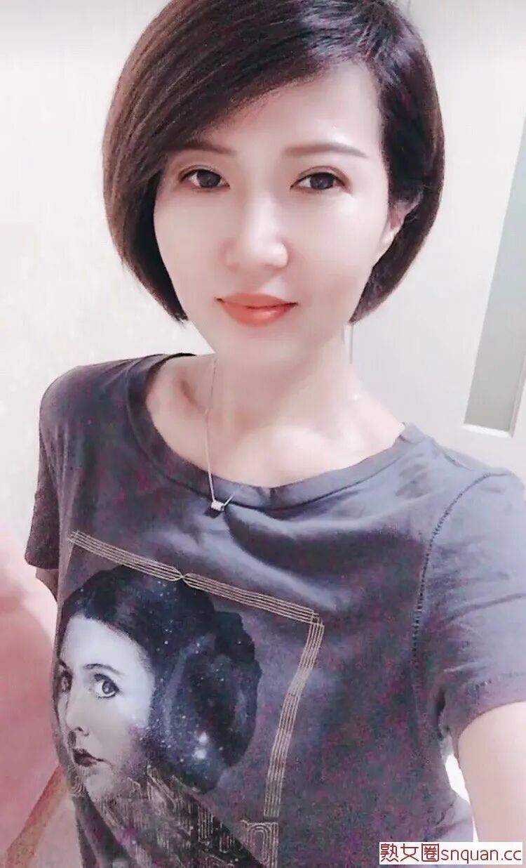 短发熟女的干净利落是成熟女人的常见装扮 全网搜