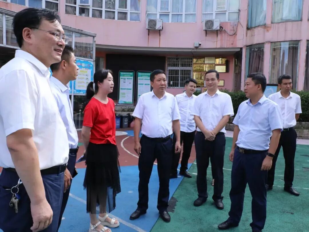 湘东区8月10日,湘东区委书记何超督导安全生产和重点项目建设工作.