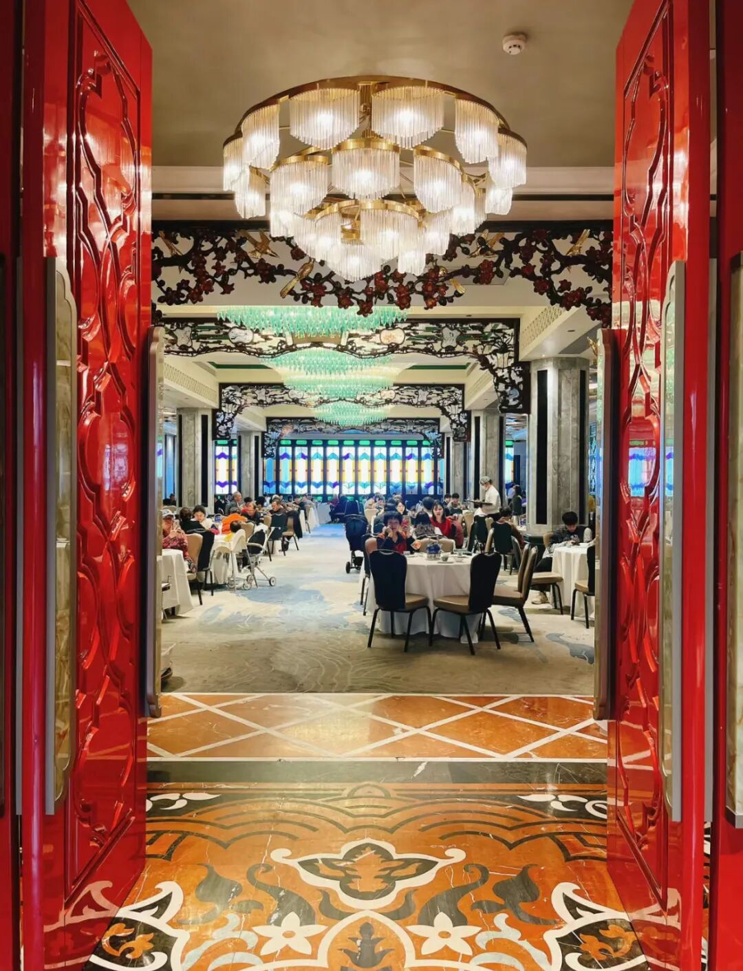 随着时间的流逝,满洲窗逐渐融入了岭南的文化,岭南的满洲窗吸收了中原