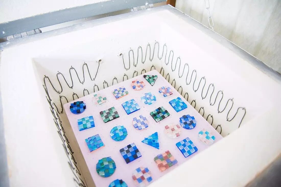 看看她是如何制作玻璃手工艺品的吧 ▼ 1,原材料 这些手工艺品的原