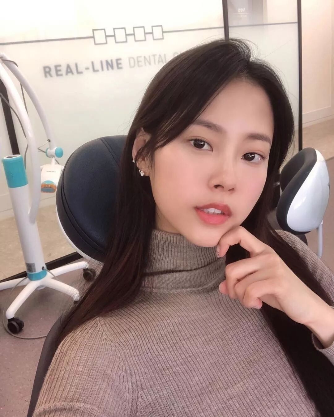 【美女】健身女孩解锁钢管舞高难姿势！曲线太火辣被骂爆红网络，网友：真胸真腰真屁股，鉴定完毕（组图） - 4