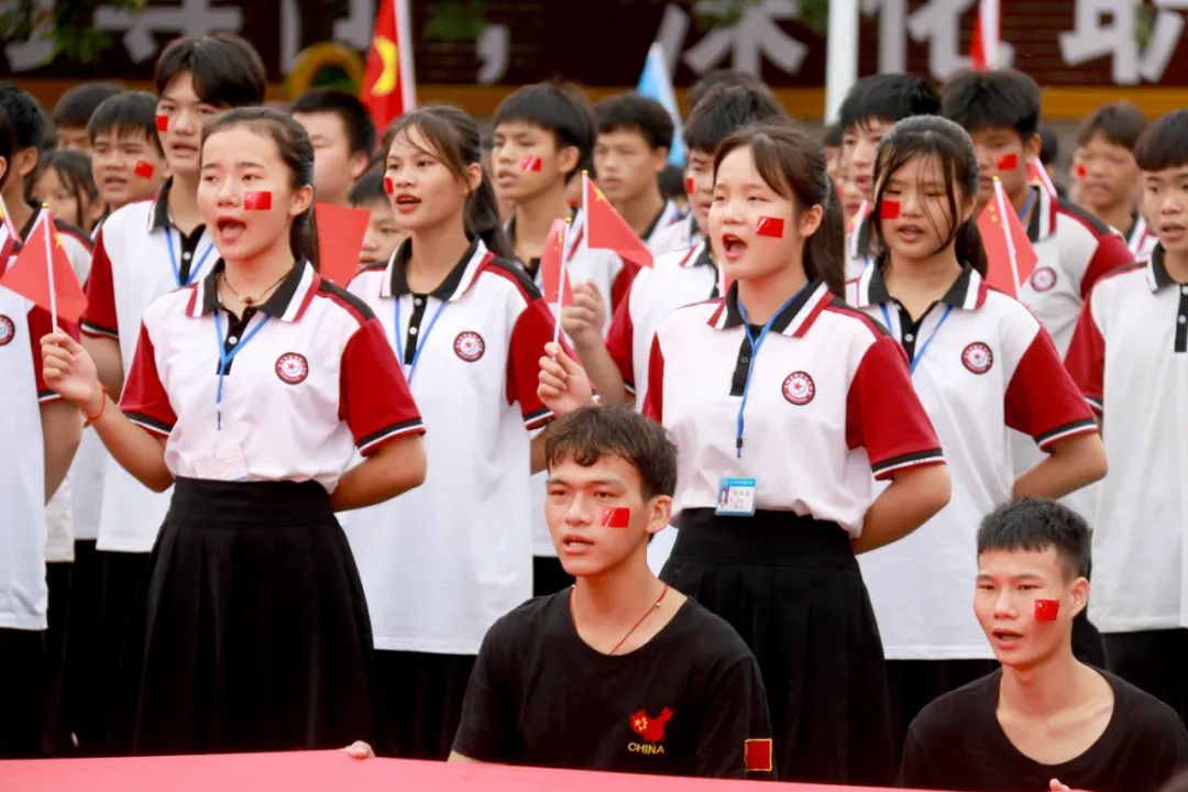 *後,全體師生在劉校長的帶領下,高唱《歌唱祖國》以及手語舞《我和我