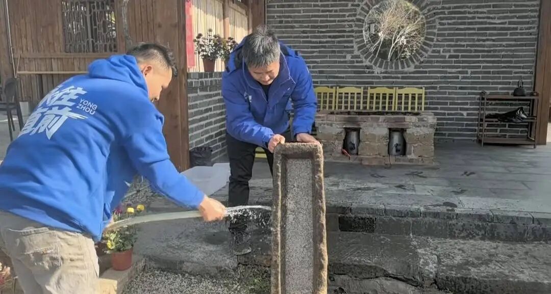 工作人员清理石槽。受访者供图