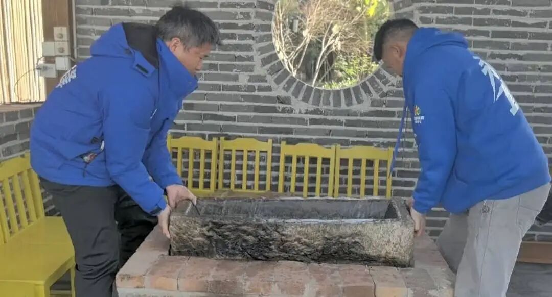 安装“石槽锅”容器。受访者供图