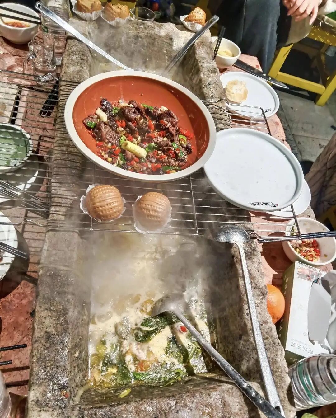 石槽火锅。受访者供图