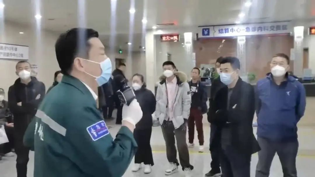 女子转院途中死亡!救护车无资质