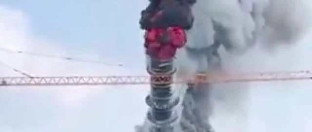 突然！辽宁丹东一烟囱起火倒塌，涉事公司设备多次发生故障