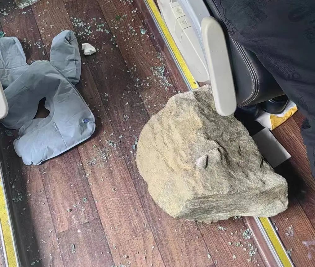 女子乘坐旅游大巴被落石砸中，官方回应