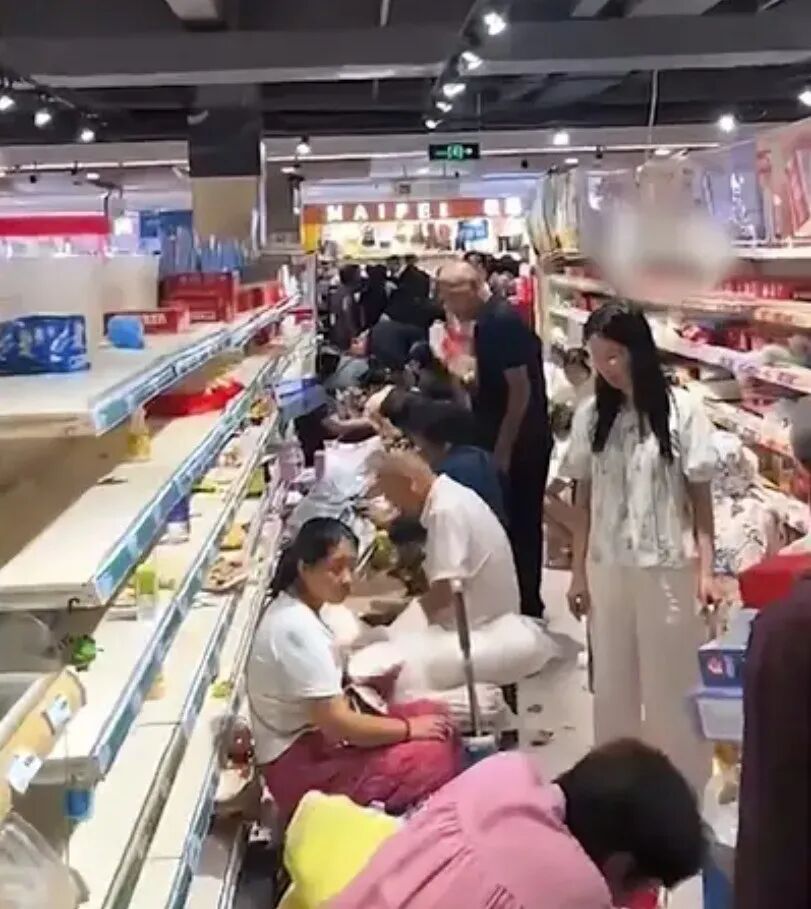 顾客大量涌入，现场连吃带喝一片狼藉！已暂停营业，官方最新通报