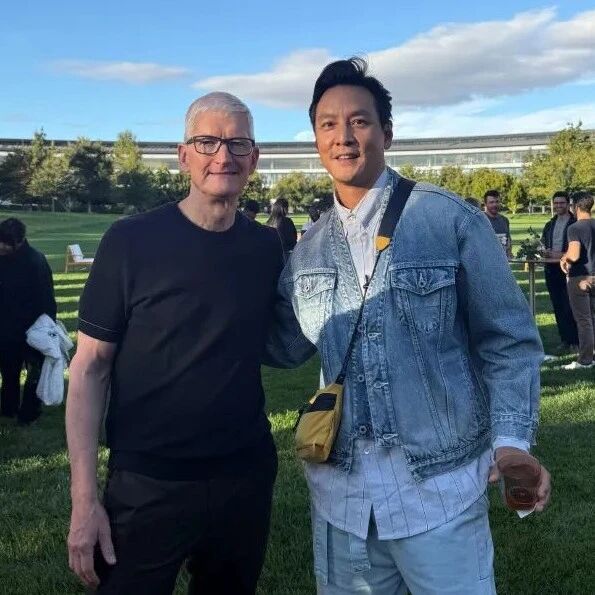 吴彦祖与库克见面,晒iPhone新机怼脸合照!赞“苹果大楼是极简风杰作”
