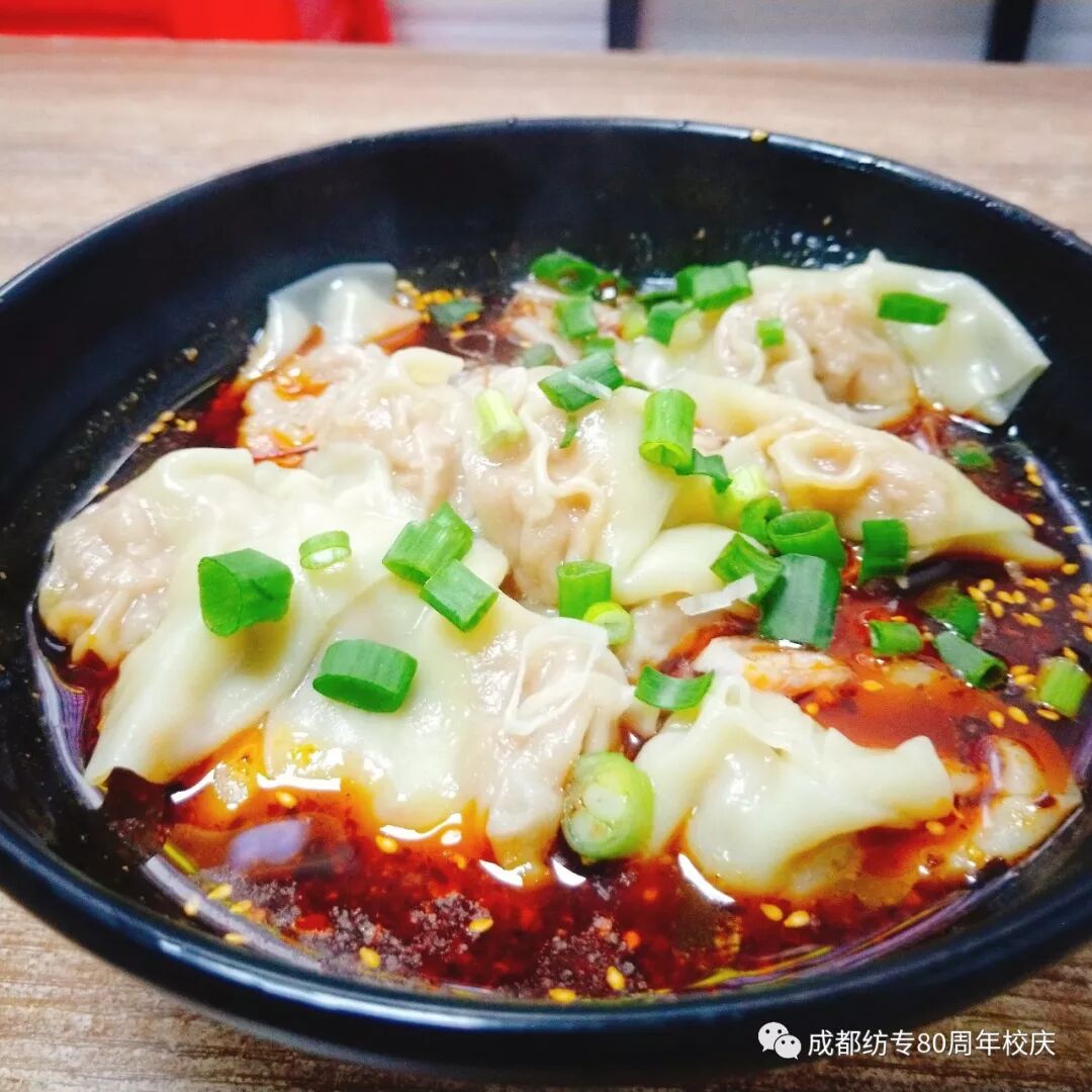 红汤抄手上的小葱与红油搭配引发的视觉碰撞美总能勾住同学们的味蕾最