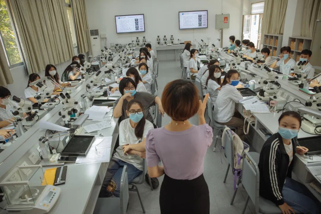 珠宝专业就业率100%校领导称很痛苦
