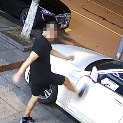文山路上，余姚一男子连砸6车！竟是因为……