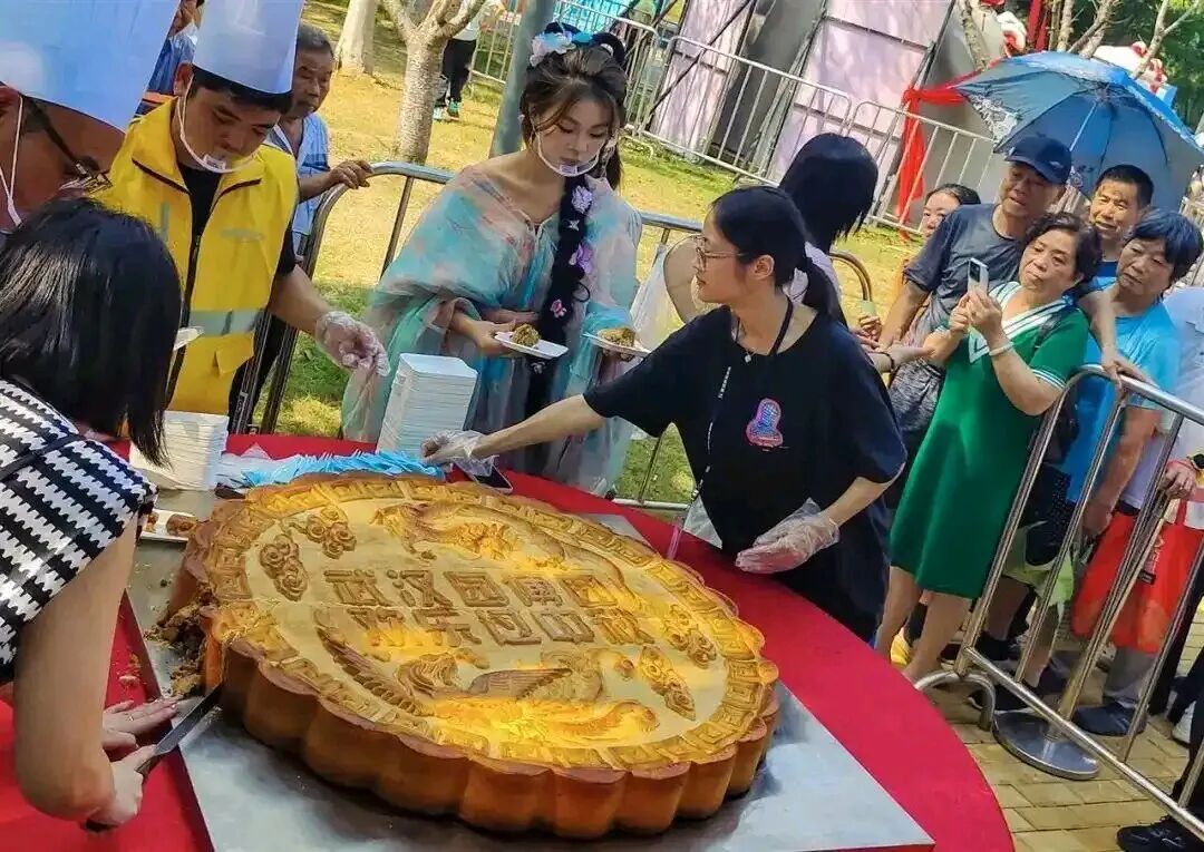 武汉现超大月饼 500人排队吃,武汉现超大月饼重388斤 500人排队吃
