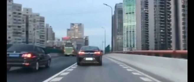 当心！不是所有“虚线”都能变道，这种情况下被拍到，直接扣3分