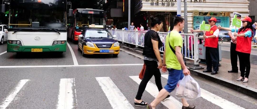 你知道车辆右转时该如何礼让行人吗？