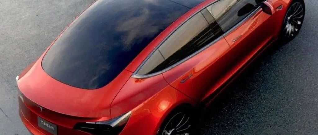 特斯拉玻璃车顶被大风刮走，秒变敞篷车，官方回应惹争议