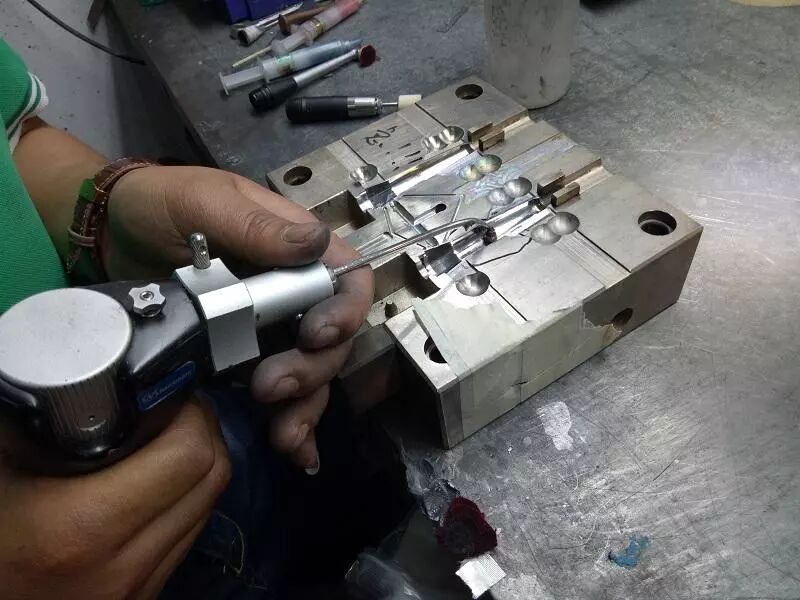 常見模具拋光的方法有哪些？的圖1