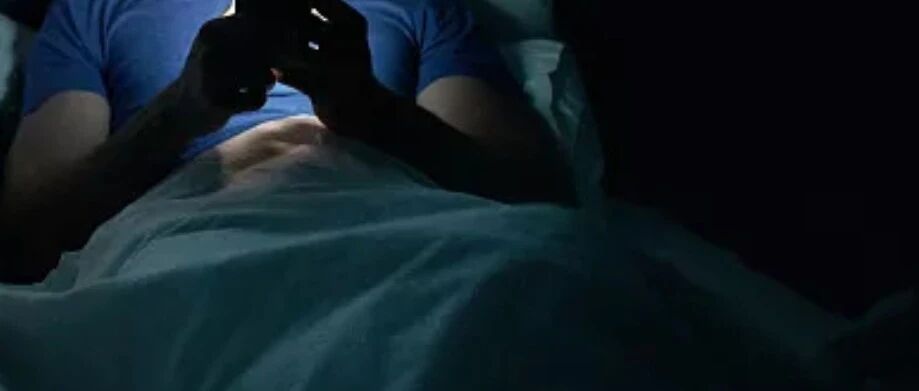 可怕！大学生连续熬夜后竟长出“毛尾巴”：疼痛难忍，甚至还…医生紧急提醒