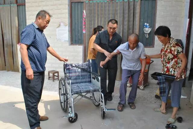 周口爱心法官牵线 贫困残疾村民坐上新轮椅