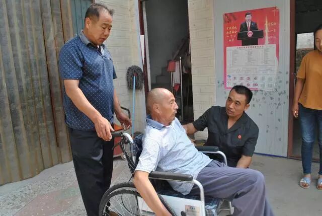 周口爱心法官牵线 贫困残疾村民坐上新轮椅