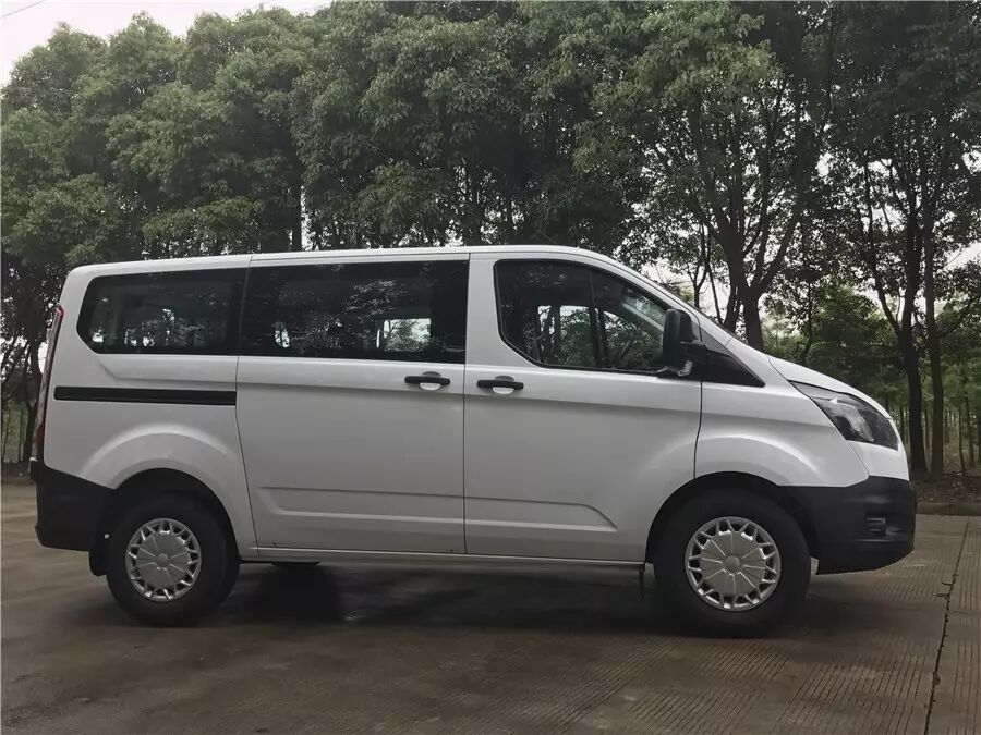 相比面包车,大空间和强大的承载能力一直是福特全顺最大的优势.