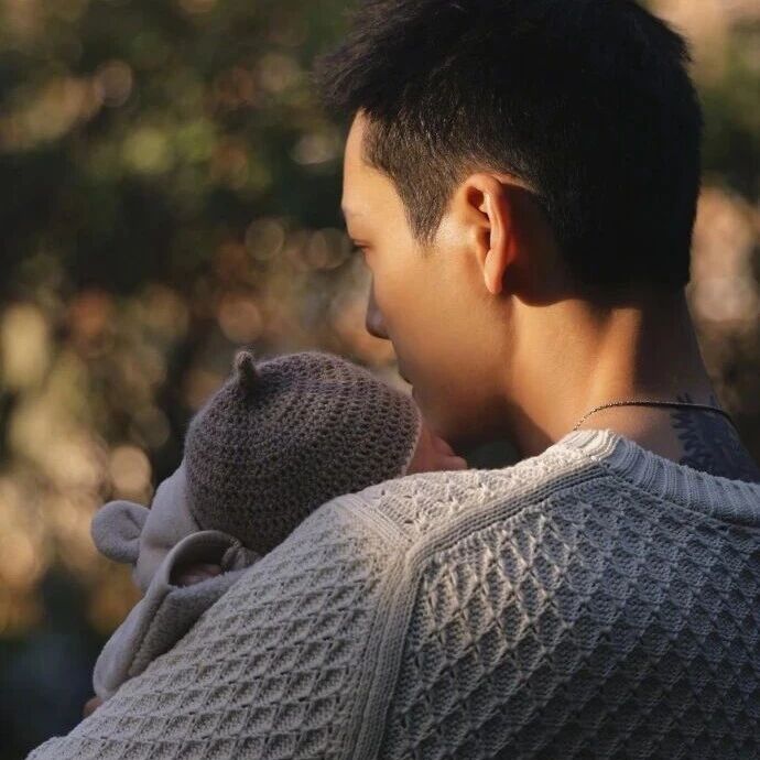 陈伟霆何穗官宣结婚生子!夫妻怀抱儿子超有爱,何穗孕肚照美炸了