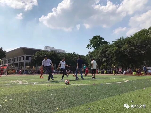 9  左崖区长、李丹副区长、韦小廷部长、彭景忠局长为联赛开球_副本.jpg