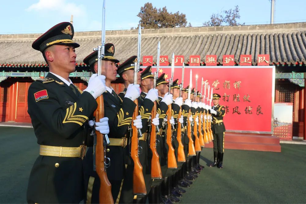 高清组图告诉你:国旗护卫队如何练就铿锵步伐