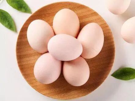 吃他汀药是为了降血脂，天天早餐吃一颗鸡蛋，会不会白吃药了？