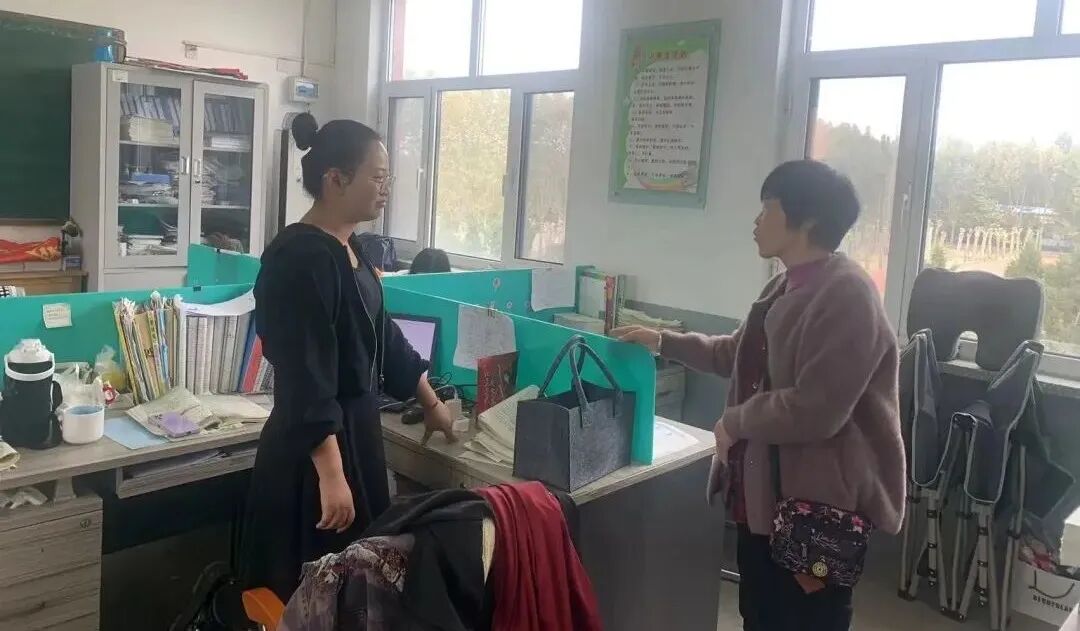 秋日同话共谱心曲东阿县牛角店镇中心小学开展家长开放日活动