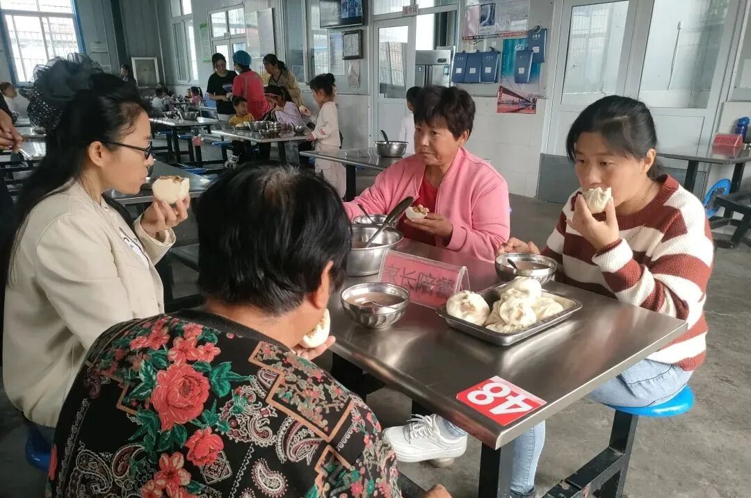 秋日同话共谱心曲东阿县牛角店镇中心小学开展家长开放日活动