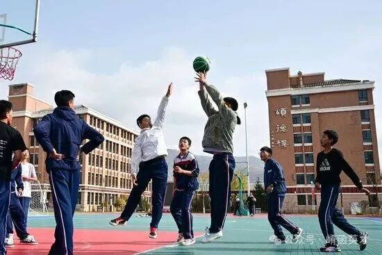2025年11月7日，在青海西宁果洛西宁民族中学，学生在打篮球。新华社记者 齐芷玥 摄