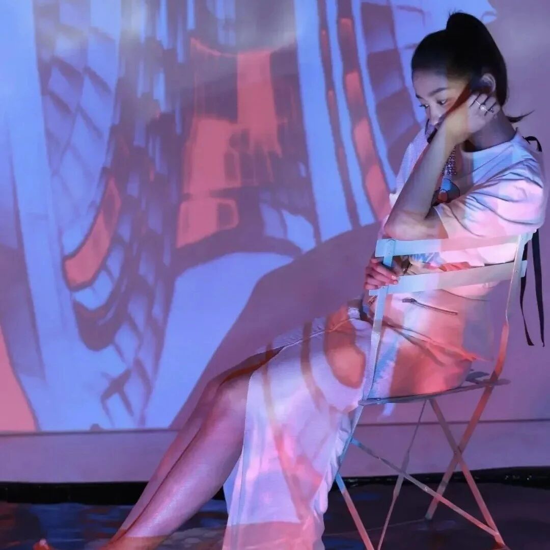 关晓彤湿发造型慵懒,清冷灵动赢麻了