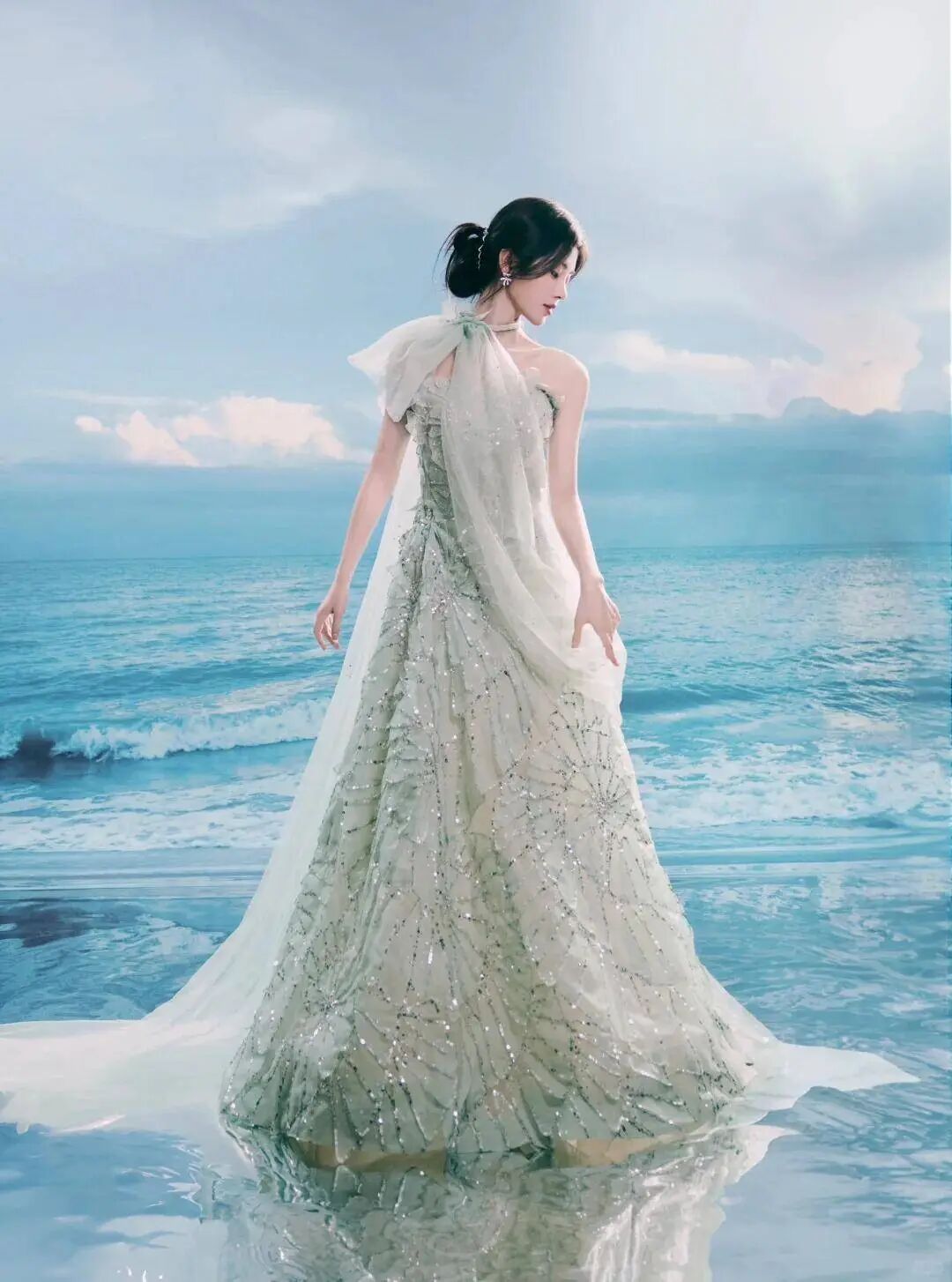 鞠婧祎在海边宛如白月光,海风轻拂,发丝飘荡,她的标致让人沉醉
