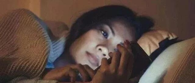 长期在睡前玩手机的人，用不了多久，这3个“痛苦”或许会落你身上